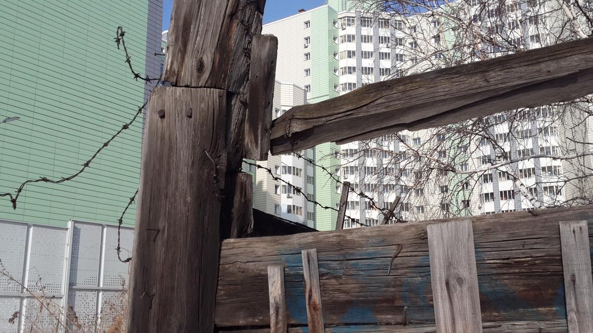 Ленина, 206 — это крепость. Чужого не надо, своей земли не отдадим не пяди. Фото: Алексей Тарасов / «Новая газета»