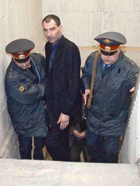 Задержанного Василия Алексаняна ведут в зал суда, где будет рассматриваться ходатайство следствия о его аресте. 7 апреля 2006 года.Басманный суд. Начало конца…