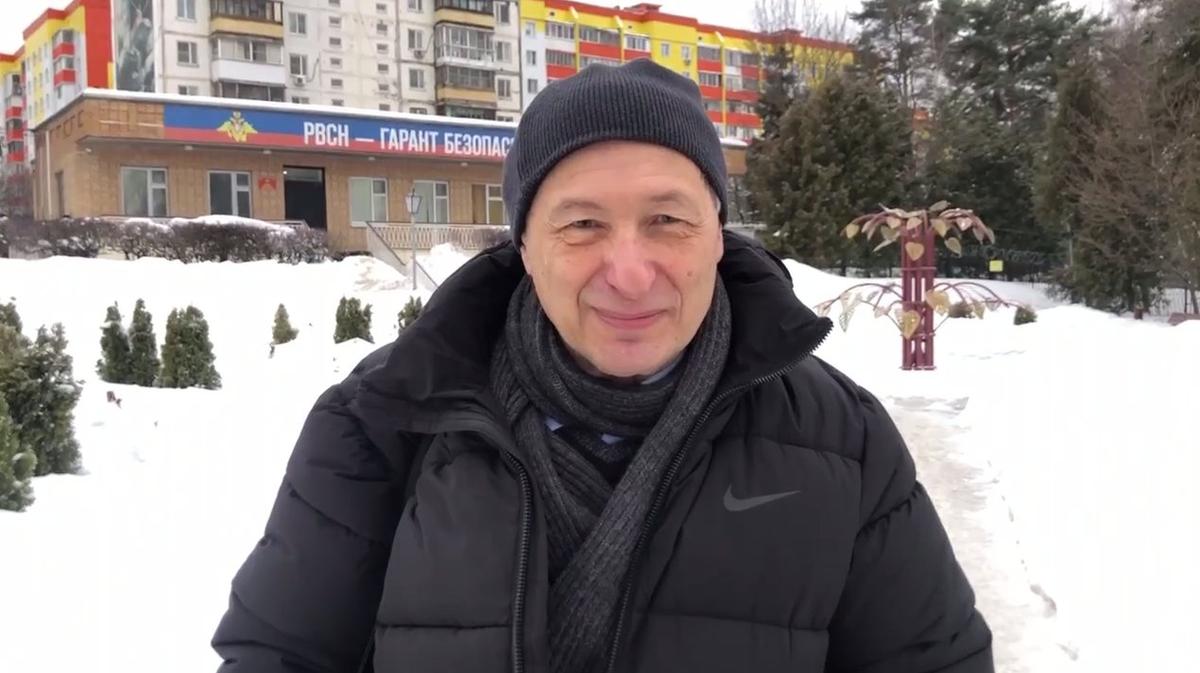 Борис Кагарлицкий обращается к сторонником накануне апелляционного суда. Кадр из видео