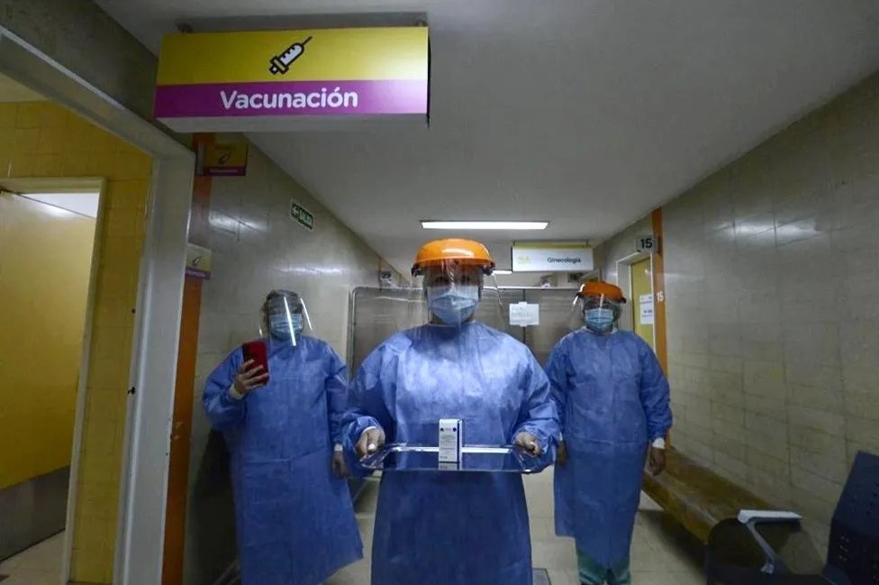 Медики с российской вакциной от коронавируса Sputnik V в Буэнос-Айресе. Фото: РИА Новости