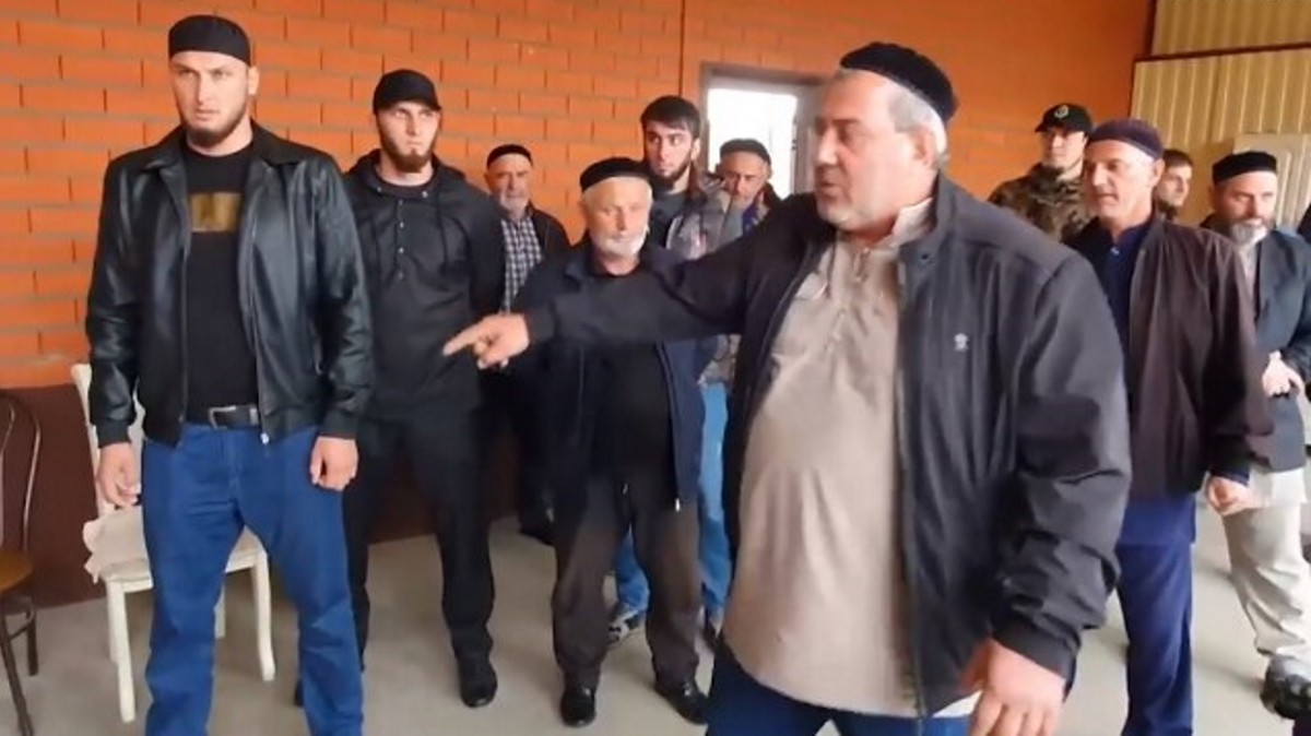 На этом кадре Ахмед Арсанукаев в сопровождении родственников объявляет кровную месть родственникам Хасана Халитова