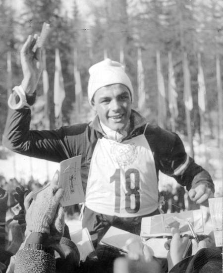 Горнолыжник Тони Зайлер после победы в гигантском слаломе на Олимпийских играх 1956 года. Фото: Википедия