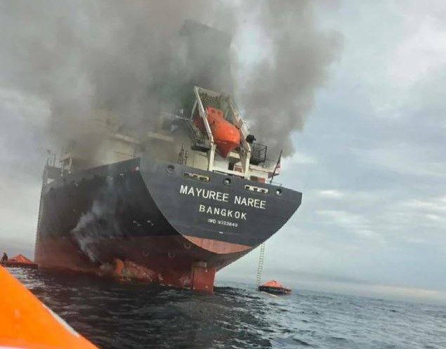 Сухогруз Mayuree Naree в Ормузском проливе. Фото: Reuters