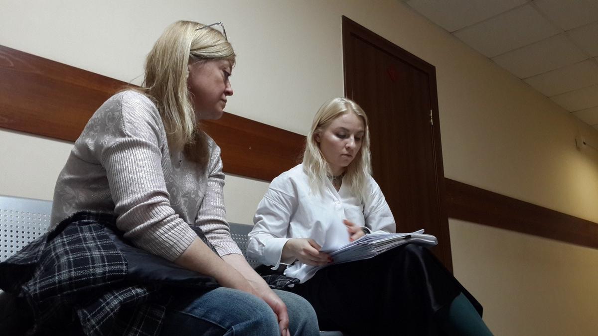 Анна Уварова и Мария Терехова. Советский райсуд Красноярска. 8 апреля. Фото: Алексей Тарасов / «Новая газета»