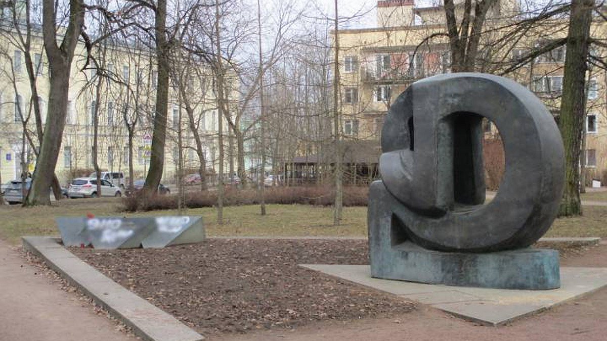 Оскверненный памятник в Пушкине. Фото из соцсетей