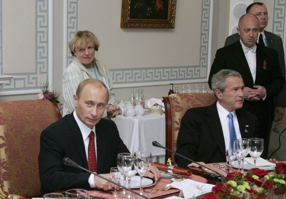Евгений Пригожин (справа на заднем плане) обслуживает стол президентов России и США. Фото из архива