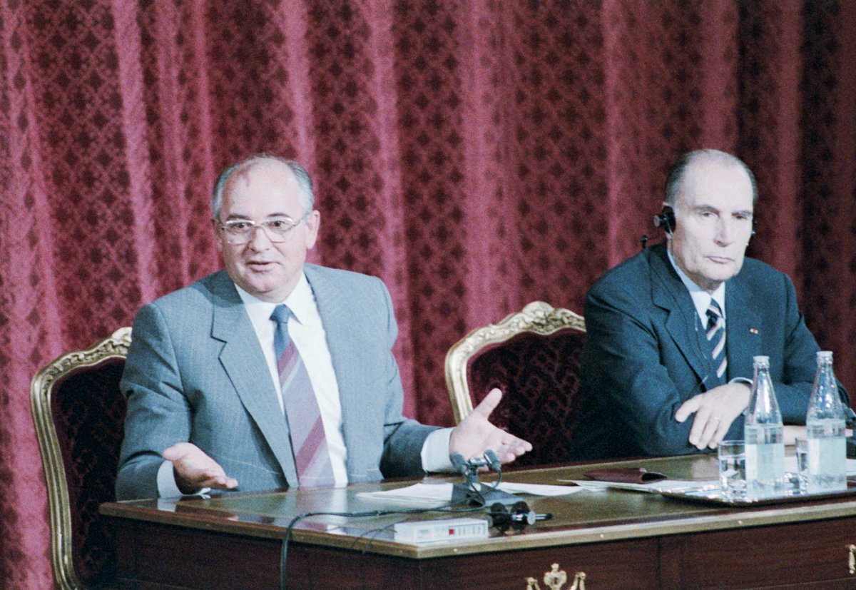Михаил Горбачев и президент Франции Франсуа Миттеран во время совместной пресс-конференции в Елисейском дворце. Париж, 4 октября 1985 года. Фото: Юрий Лизунов, Валерий Христофоров / ТАСС