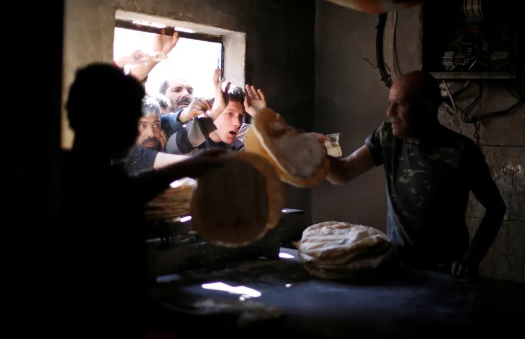 Раздача лепешек в Алеппо, Сирия. Фото: Reuters