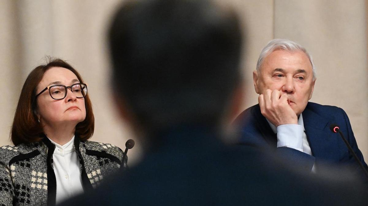 Между рецессией и кризисом