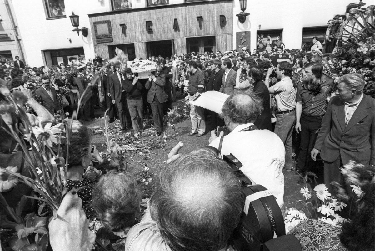 Похороны Высоцкого. У здания Московского театра драмы и комедии на Таганке. Фото: ITAR-TASS