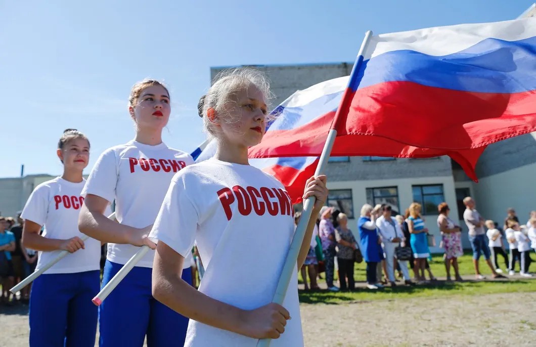 Во время передачи спортивной площадки, построенной по программе «Газпром - детям!» Фото: Виталий Невар / ТАСС