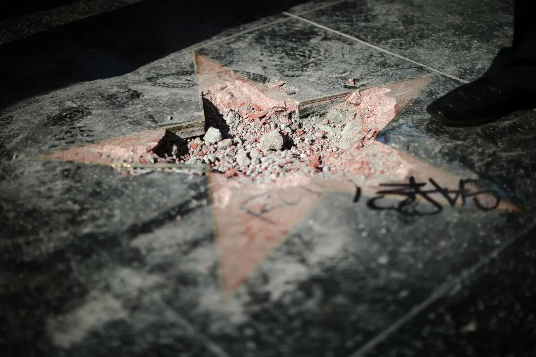 Разрушенная звезда Трампа на голливудской «Алее славы». Фото: Reuters