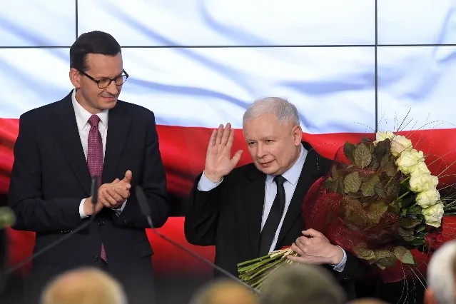 Ярослав Качиньский празднует победу своей партии на октябрьских выборах. Фото: EPA