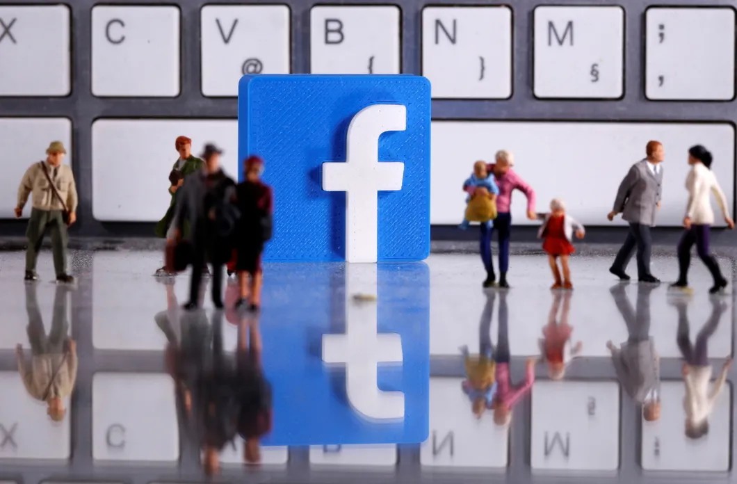 Новый дизайн Facebook — пример глобальной установки на безальтернативность содержания для миллиардов пользователей. Фото: Reuters