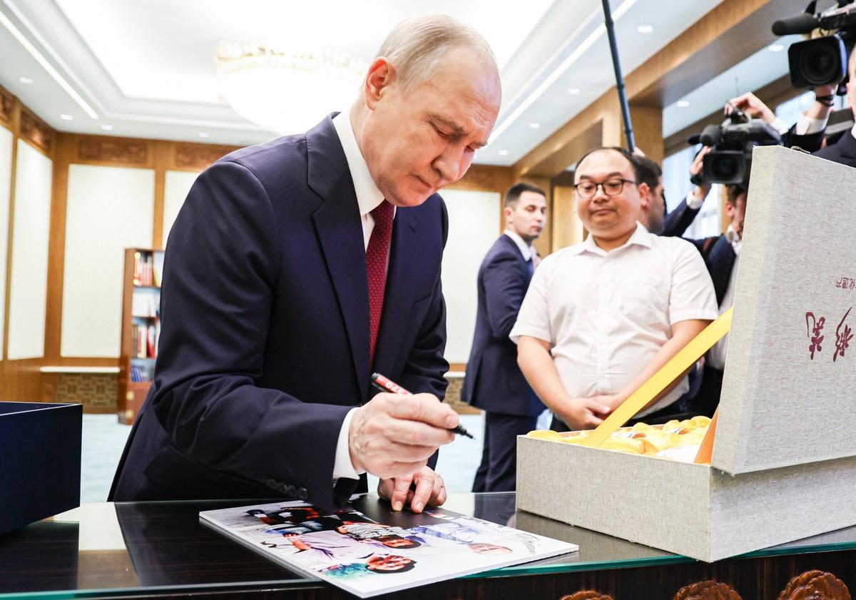 Владимир Путин и китайский инженер Пэн Пай. Фото: Александр Казаков / ТАСС