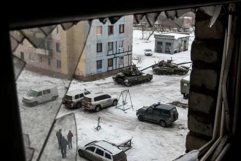 Украинские танки. Вид из окна дома в Авдеевке. Фото: AP / ТАСС