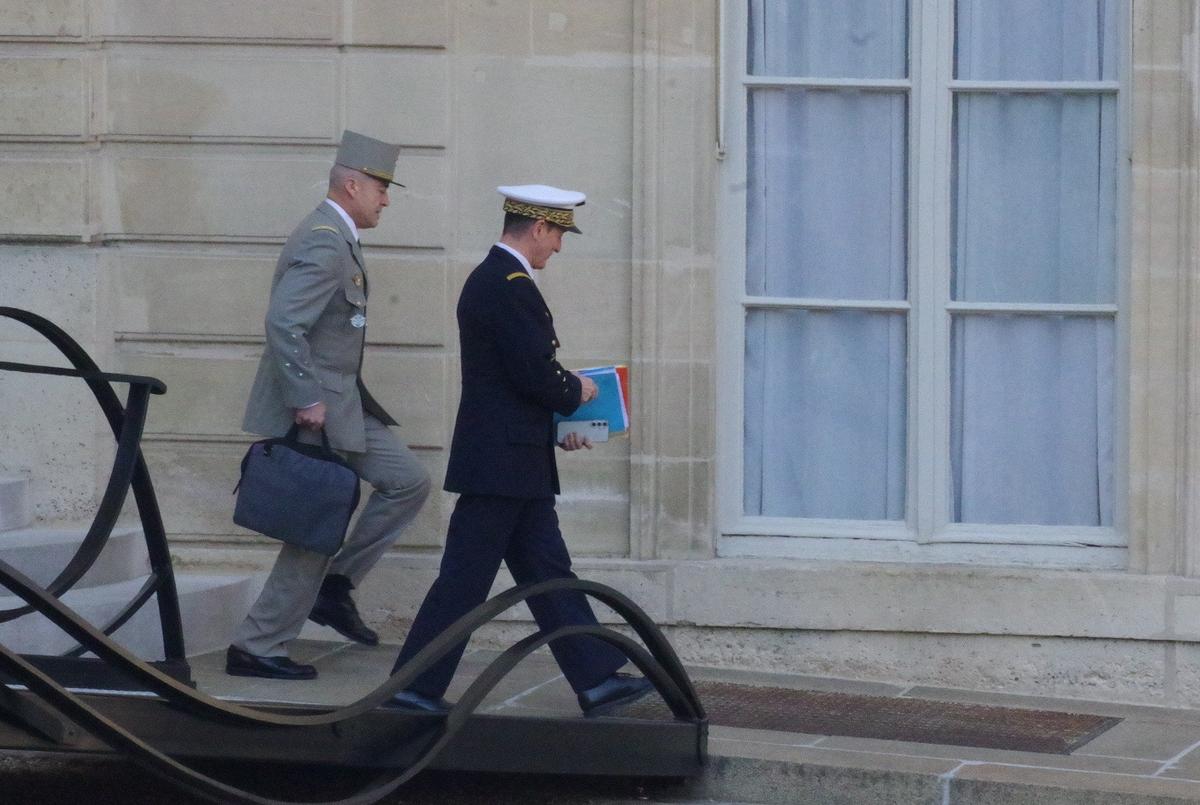 Уходящий глава Генштаба генерал Бюркар и пришедший ему на смену генерал Мандон (справа) покидают Елисейский дворец после совещания у президента. Фото: Юрий Сафронов / «Новая газета»