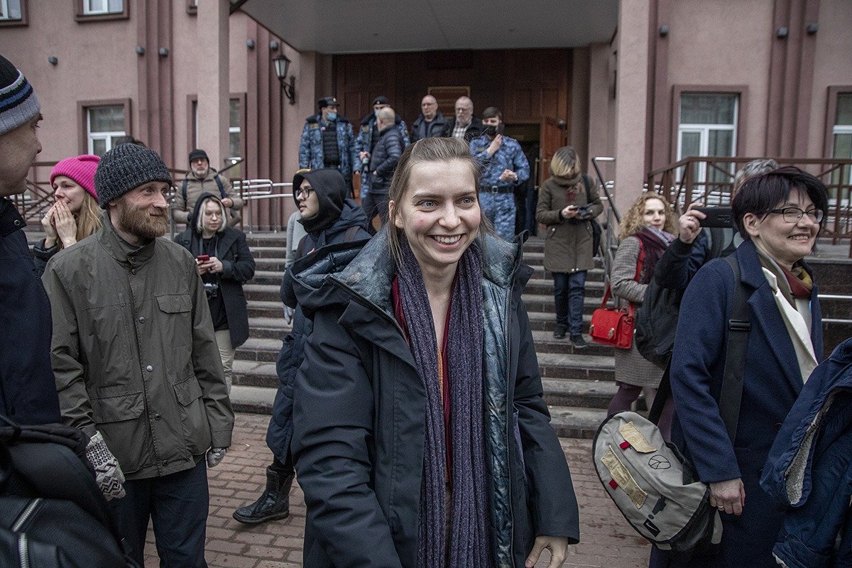 Лида Порохня и слушатели на фоне суда. Фото: Алексей Душутин / «Новая газета»