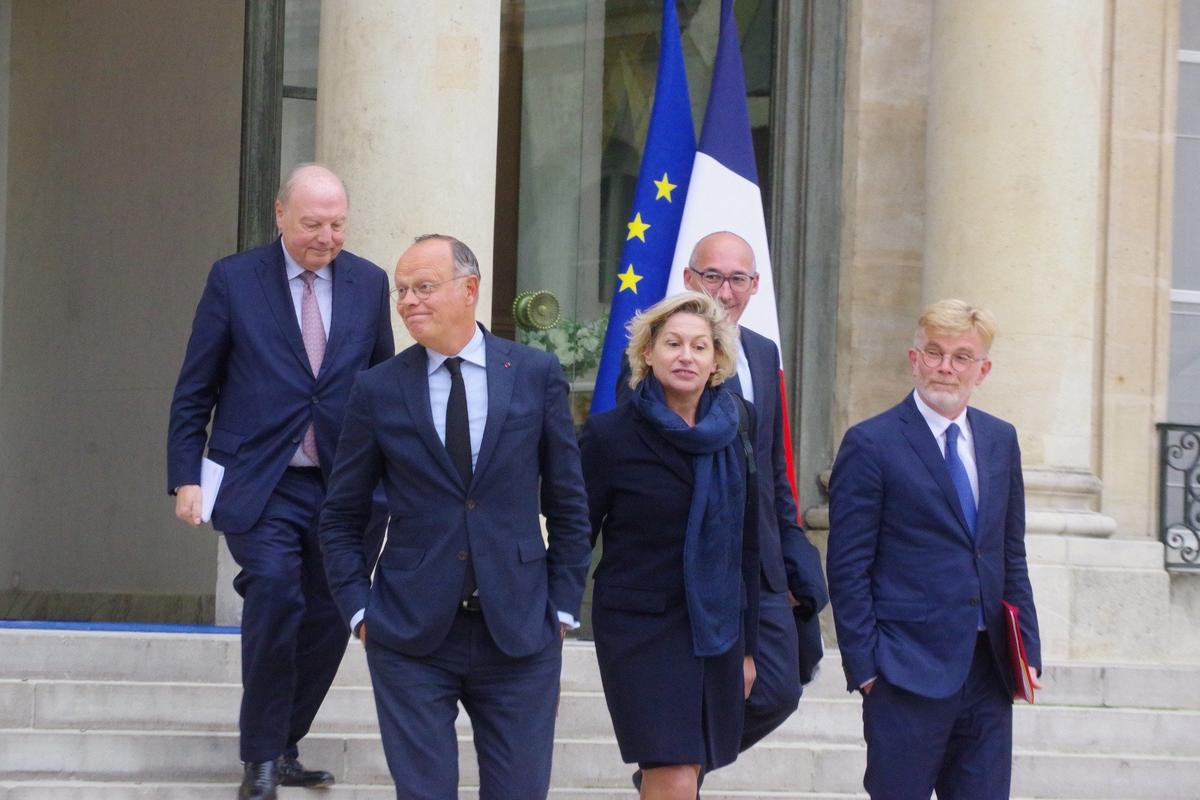 10.10.2025. Представители центристских и правоцентристских сил (основы ныне хрупкого «макроновского блока») выходят из Елисейского дворца после встречи с президентом. Первый слева на первом плане — экс-премьер Филипп, призвавший на днях Макрона досрочно уйти в отставку. Фото: Юрий Сафронов / «Новая газета»