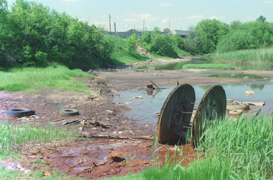 Загрязнение рек россии. Загрязненные реки Нижнего Тагила. Загрязнённые водоёмы в Челябинске. Загрязненность реки Чепца. Загрязнение малых рек.
