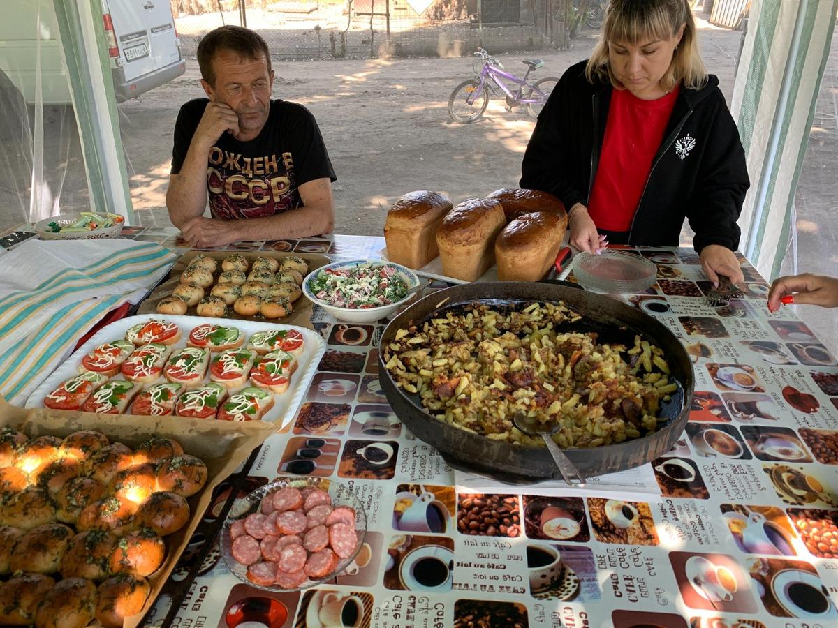 Накрытый стол от семей Момотковых и Золоторевых. Фото: Татьяна Васильчук / «Новая газета»