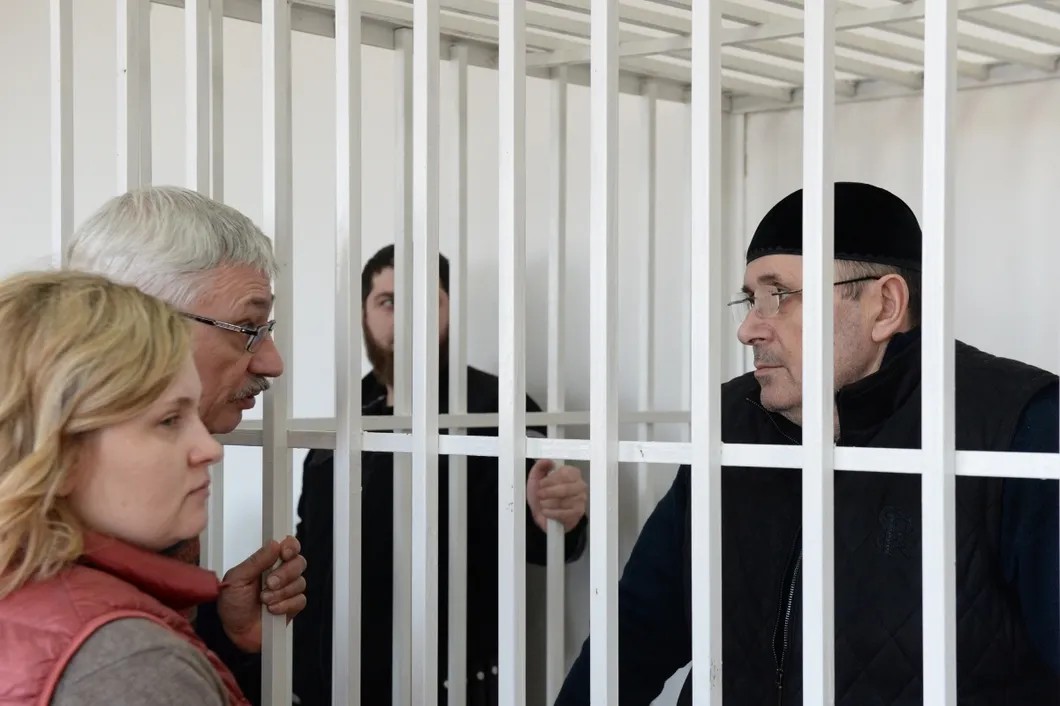 Елена Милашина, Олег Орлов, справа — подсудимый правозащитник Оюб Титиев. Фото: РИА Новости
