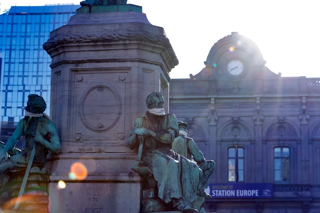 Статуи перед зданием Европарламента в Брюсселе теперь тоже в масках. Фото: EPA