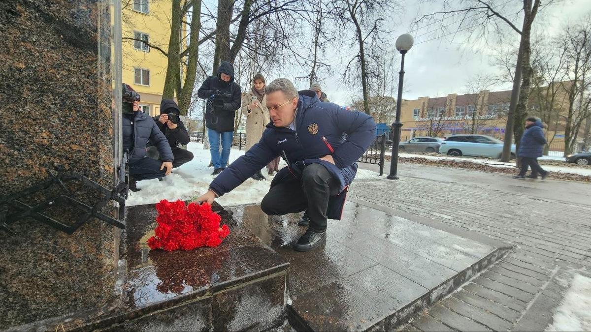 Губернатор Филимонов перед открытием памятница Сталину возложил цветы мемориалу жертвам политрепрессий в Вологде. Фото: пресс-служба губернатора