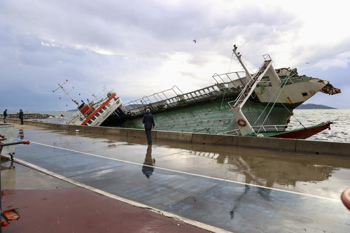 Стамбул (Турция). Тонущий корабль после шторма в Босфоре. Фото: Getty Images