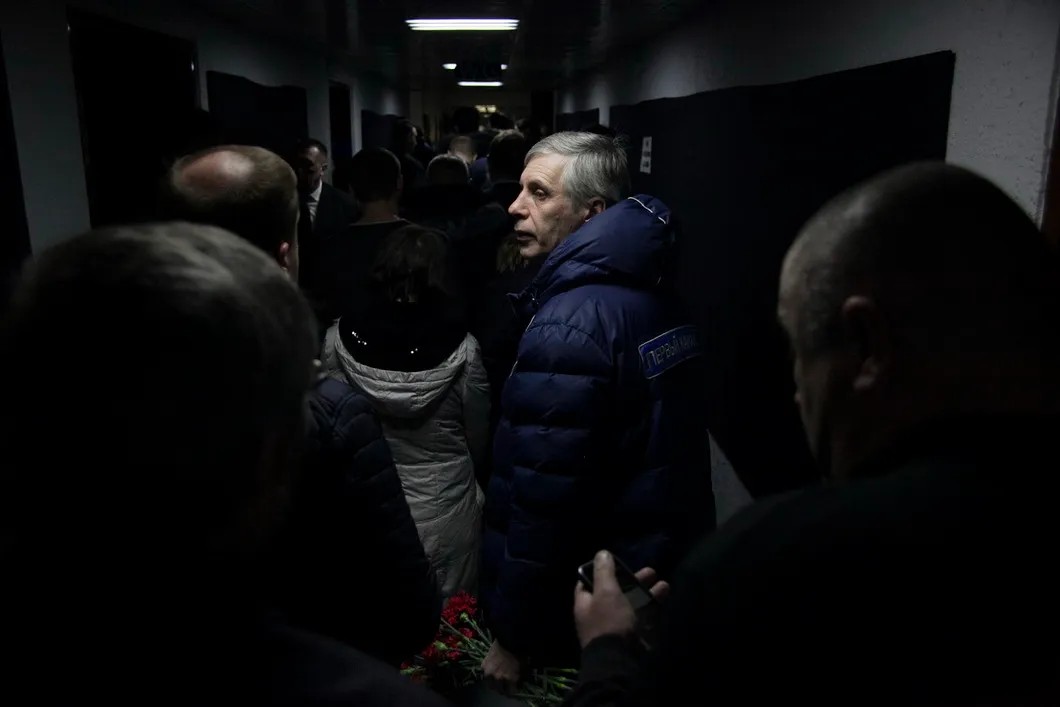 Сотрудник Первого канала готовится проститься со своими коллегами. Фото: Влад Докшин
