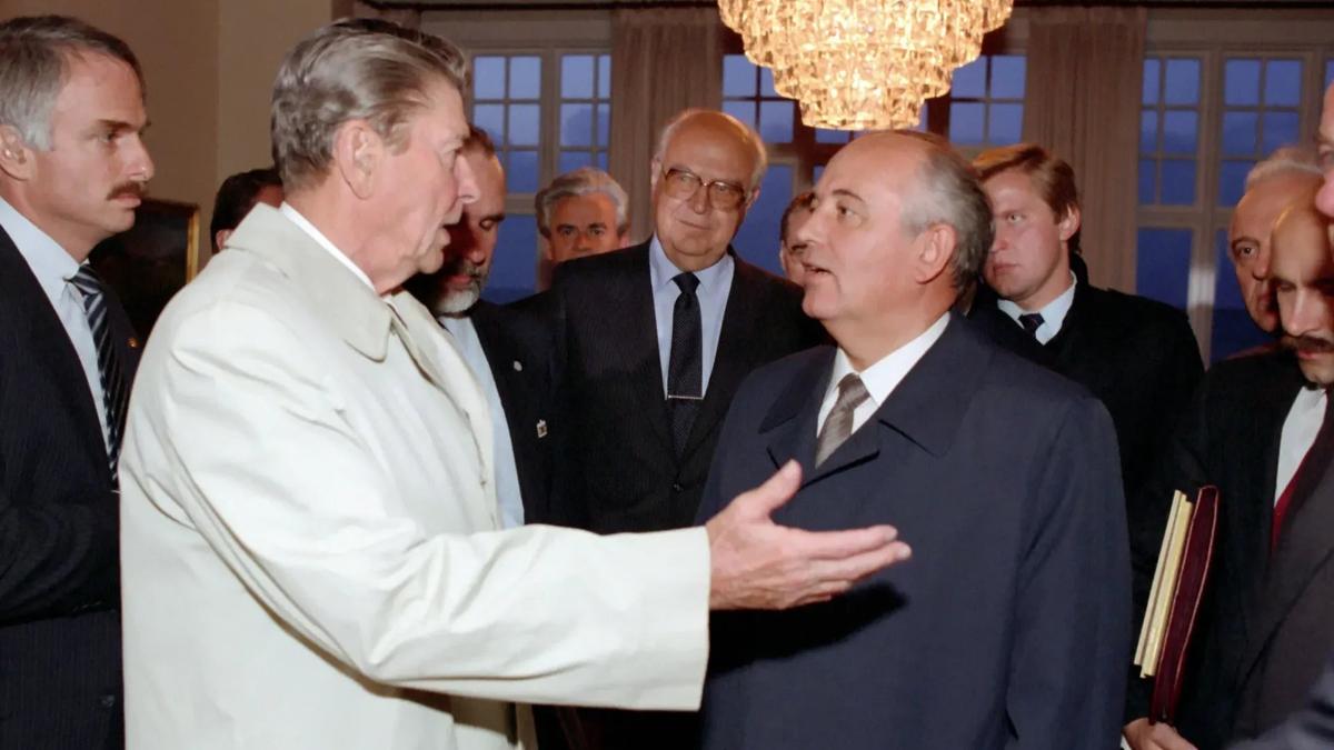 «Чтобы качнуть Рейгана, мы ему должны что-то дать»