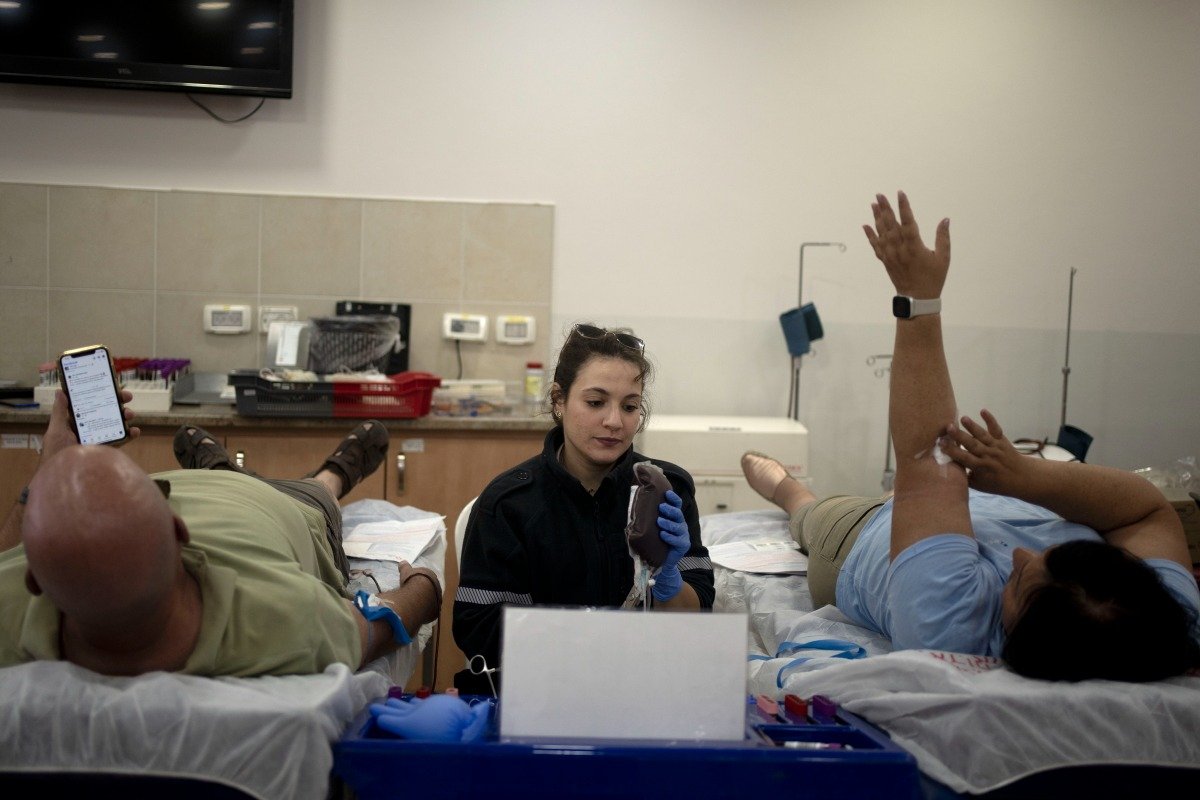 Жители Израиля сдают донорскую кровь для пострадавших в результате атаки ХАМАС. Фото: Maya Alleruzzo / AP / TASS