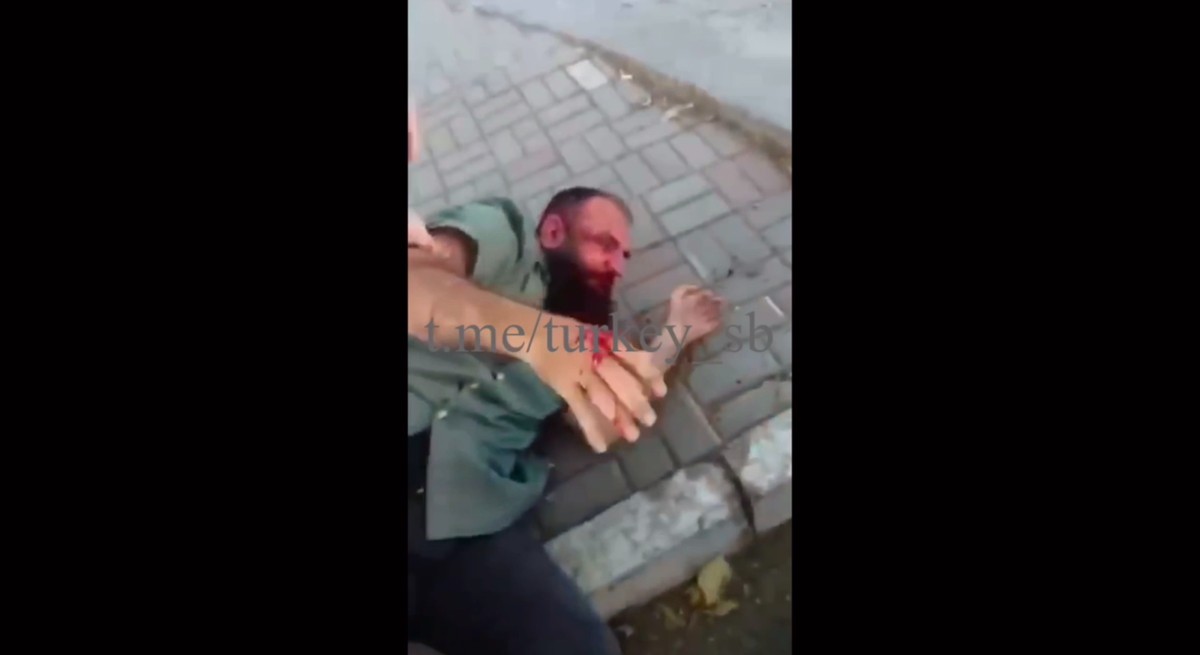Кадр из видео с избиением бывшего водителя ППС им. А. Кадырова Абдурахмана в Турции