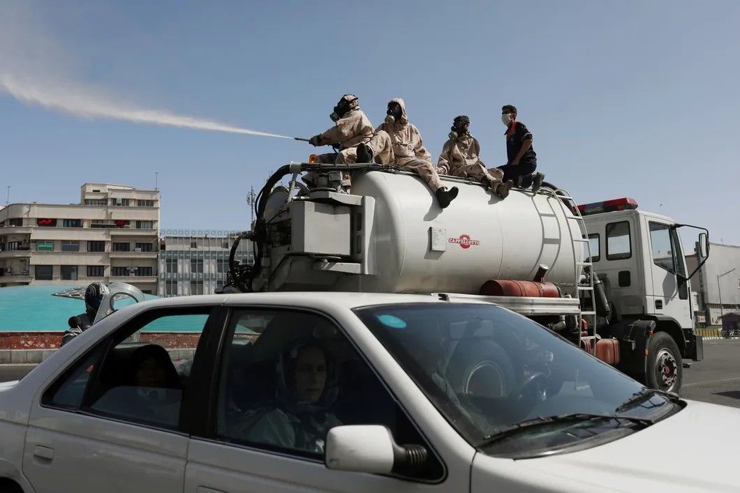 Армейские добровольцы дезинфицируют улицы Тегерана. Фото: Reuters