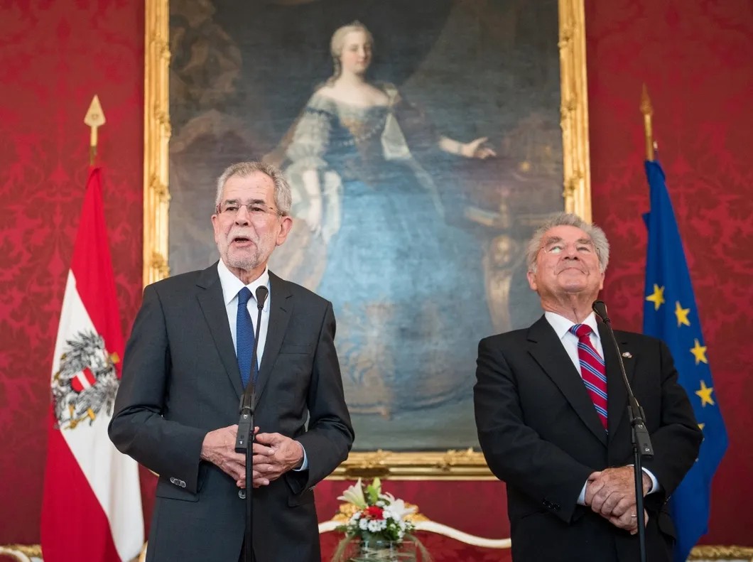 Избранный президент Австрии Александр Ван дер Беллен и действующий президент Хайнс Фишер. Фото: EPA