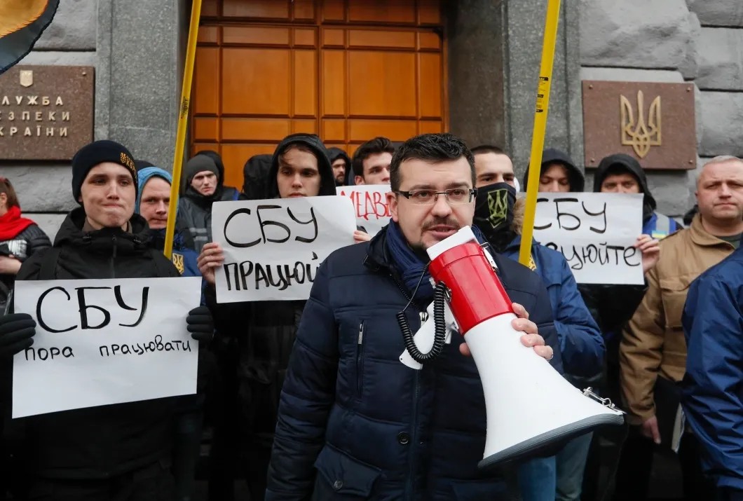 «СБУ, пора работать!» — активисты призывают возбуждать дела за поездки украинских политиков в Россию. Фото: EPA