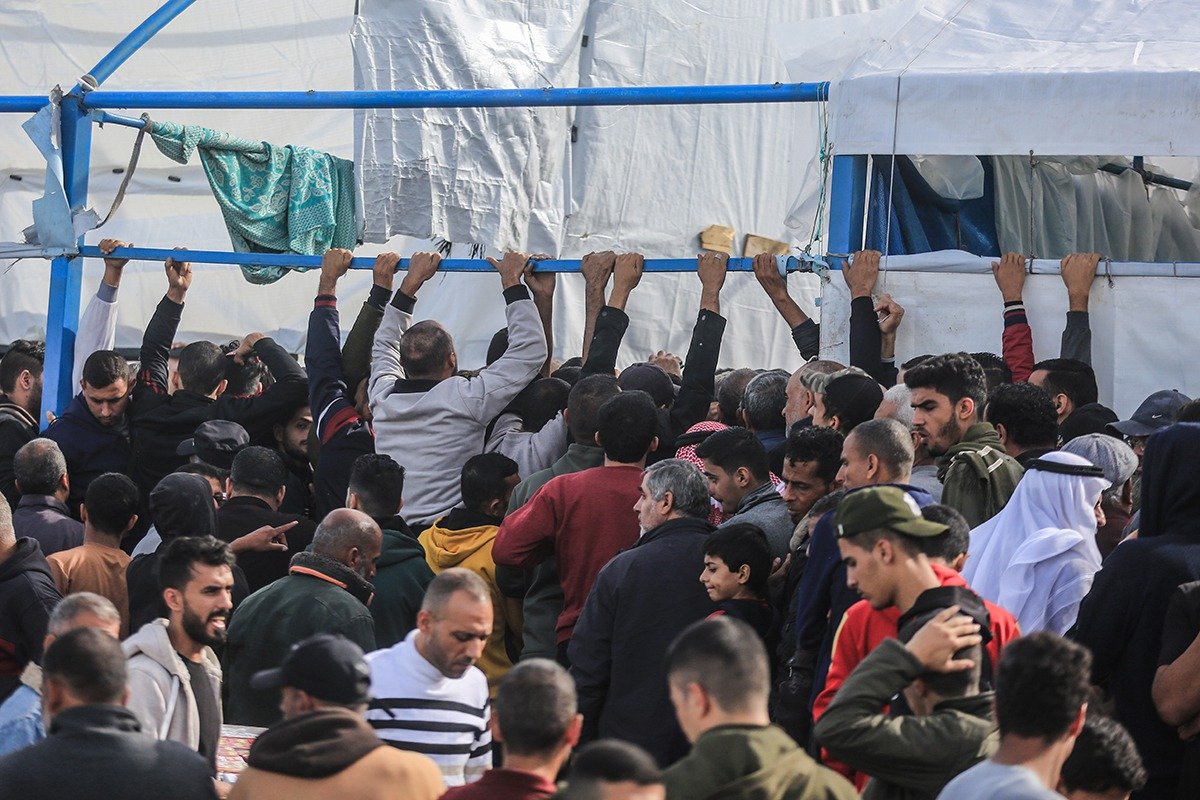 Палестинские беженцы ждут гуманитарной помощи в распределительном центре (БАПОР). Фото: dpa / picture-alliance