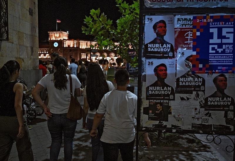 Афиши выступления Нурлана Сабурова в Ереване. Фото: Игорь Иванко / Коммерсантъ