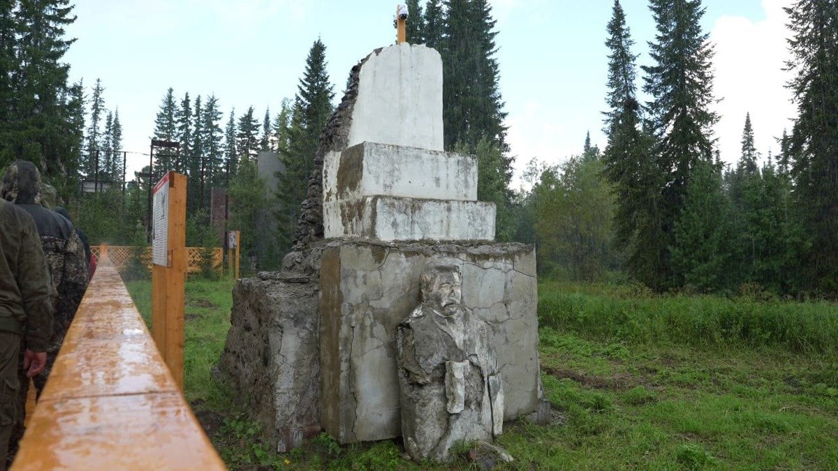 К постаменту приставили осколок сброшенной в 2006-м скульптуры. Фото: администрация Туруханского района Красноярского края