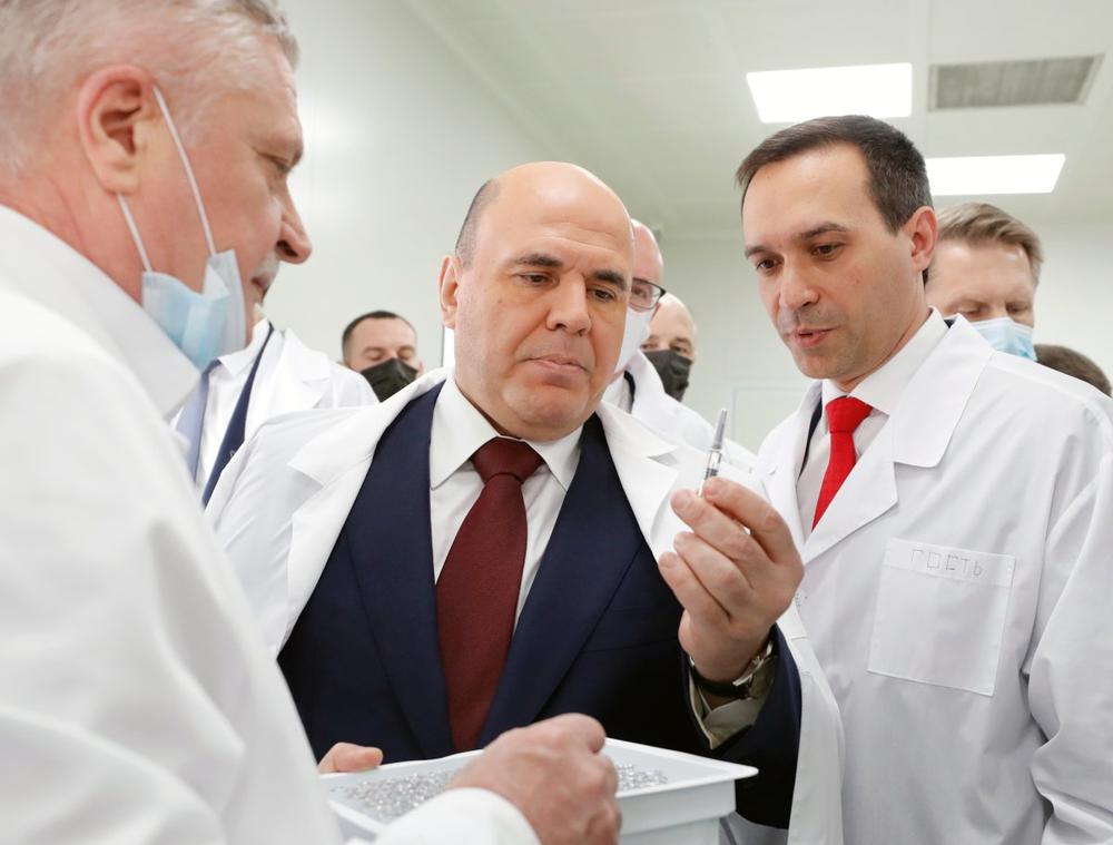 Премьер Михаил Мишустин принял участие в церемонии запуска линии розлива шприц-доз вакцины «ЭпиВакКорона» в Новосибирске. Фото: РИА Новости