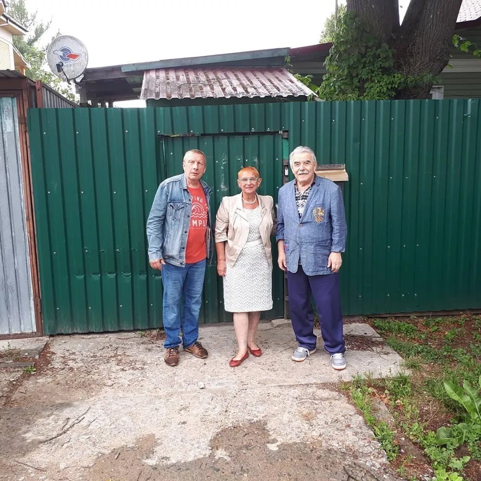 Александр Шумов, Ирина Заика и Станислав Богданов рядом с домом, в котором жил Казимир Малевич. Facebook.com