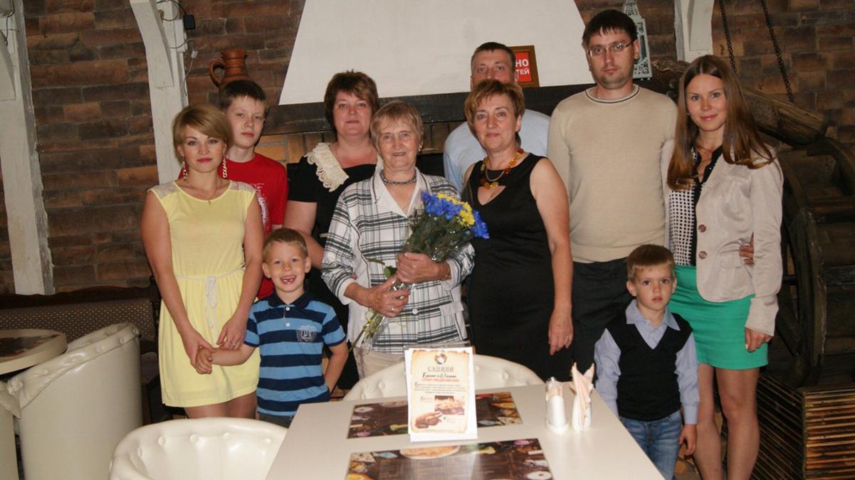 Ирина Боброва (в центре) с семьей. Фото из архива