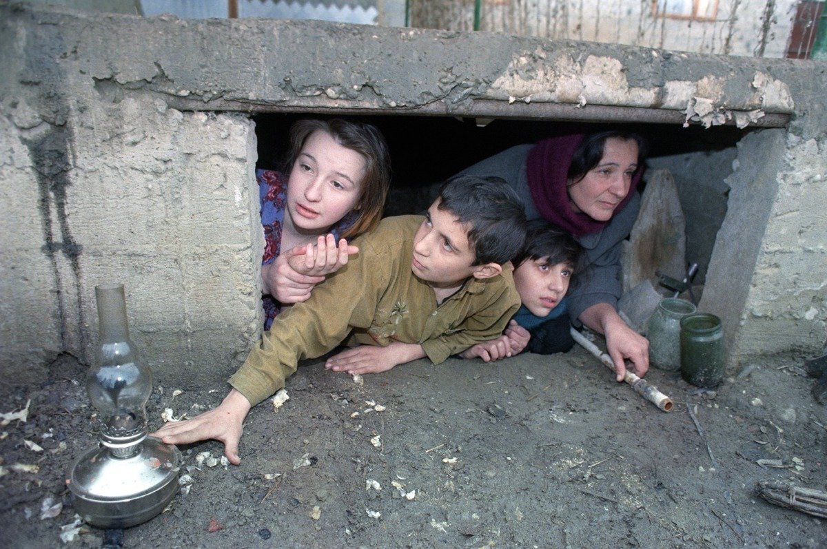 Жители города в бомбоубежище. Грозный, январь 1995 года. Фото: Владимир Шнеерсон / Фотохроника ТАСС