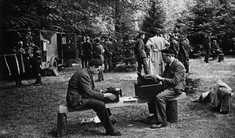 Июнь 1940 года. Уильям Ширер (справа) в качестве корреспондента во время капитуляции Франции в Компьене. Фото: Википедия