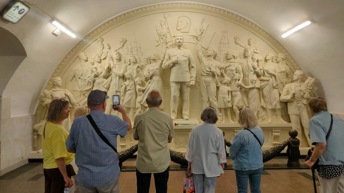 «С какой целью его поставили сюда? Чтобы проходили и плевали?»