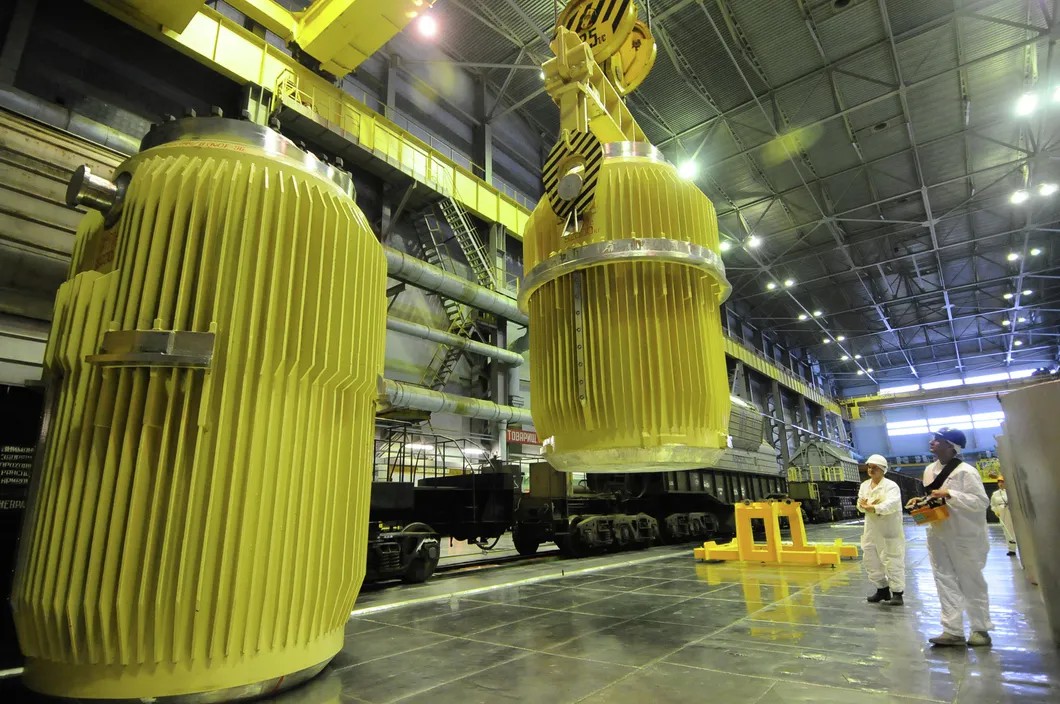 Погрузка контейнера для перевозки отработанного ядерного топлива на заводе «Маяк». Фото: Александр Кондратюк / РИА Новости, 2010 год