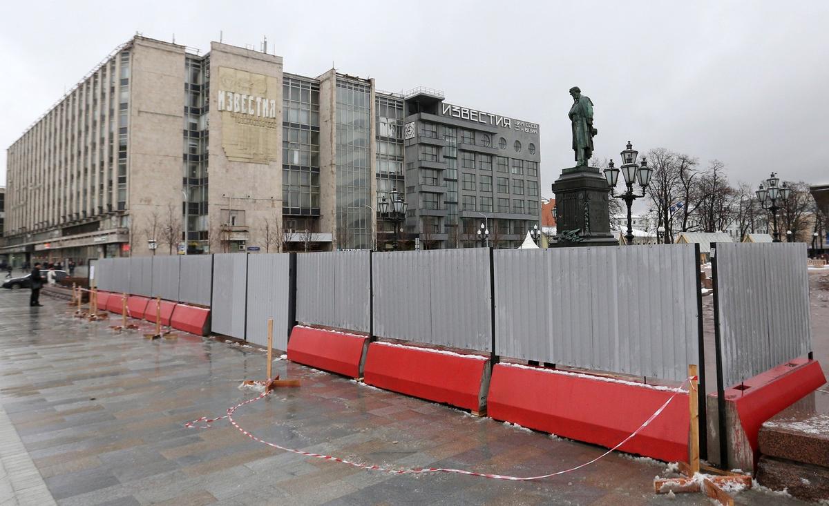 Пушкин огражден. Фото: Антон Новодережкин / ТАСС