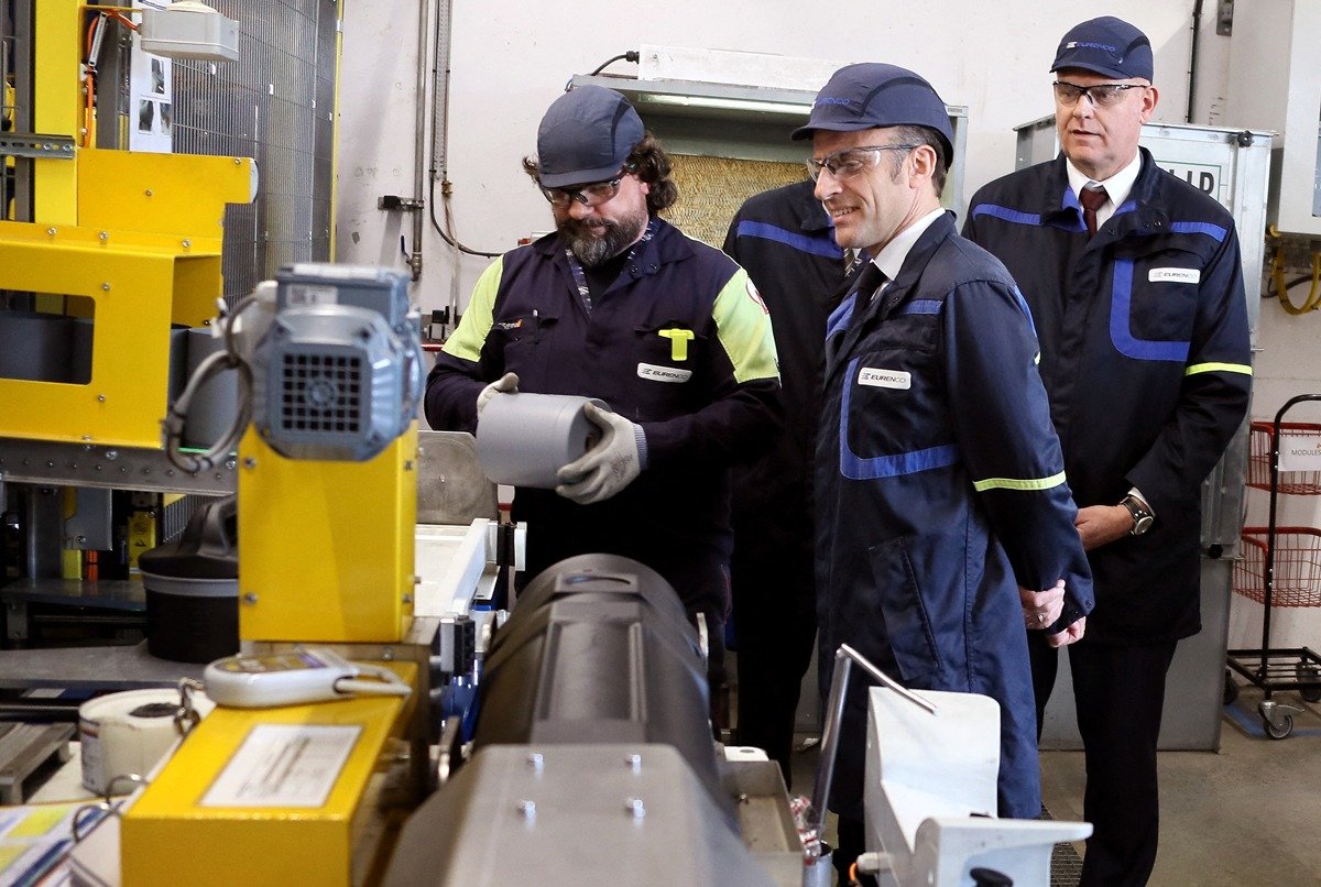 Президент Франции Эммануэль Макрон (в центре) и генеральный директор EURENCO Тьерри Франку (справа) во время посещения завода компании Eurenco. Фото: Bernard Patrick / Pool / ABACA