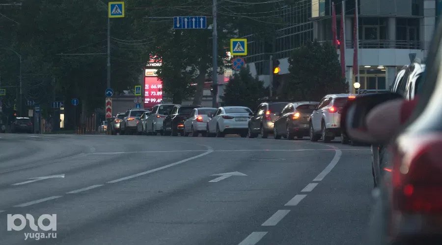 Пробка перед АЗС в Краснодаре, 28 июня 2026 г. Фото: Александр Гончаренко / Юга.ру
