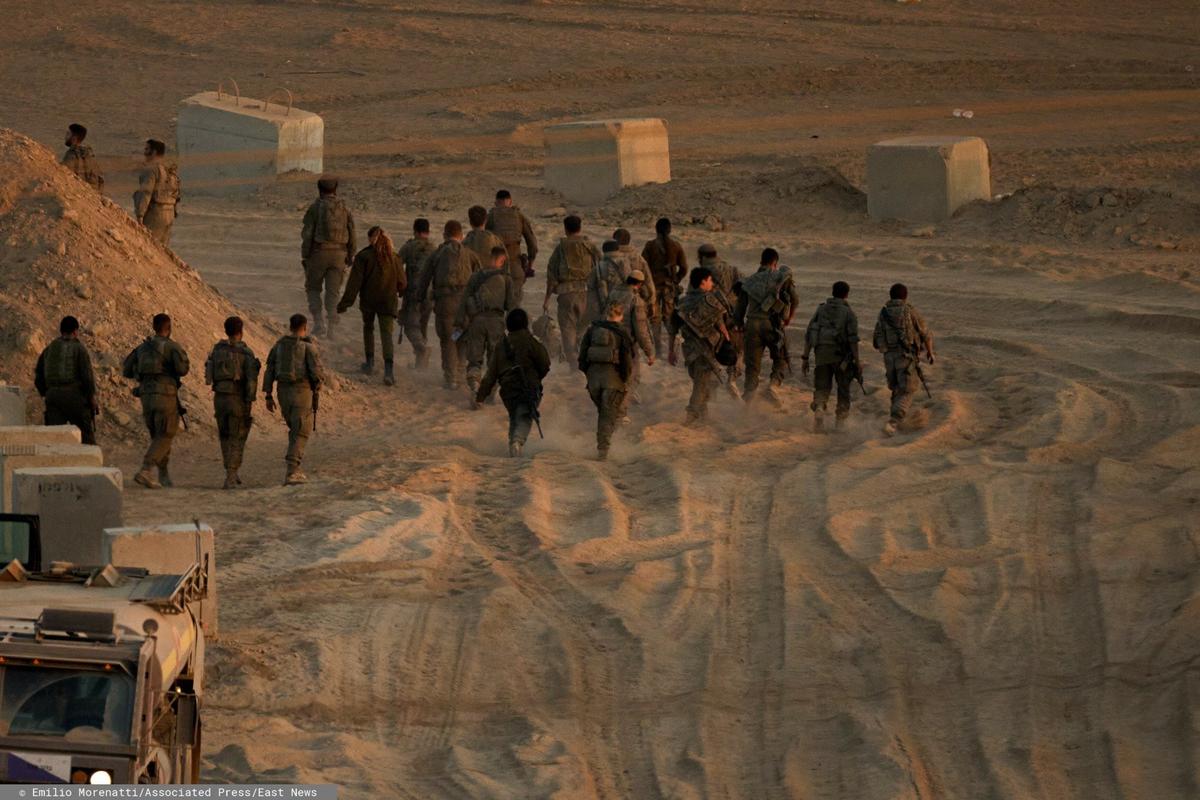 Израильские солдаты идут вдоль границы Израиля и сектора Газа. Фото: Emilio Morenatti / Associated Press / East News